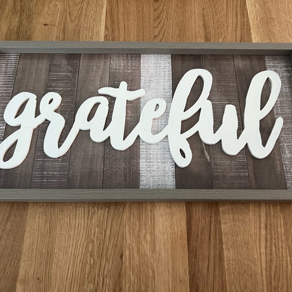 “Grateful” wall decor.